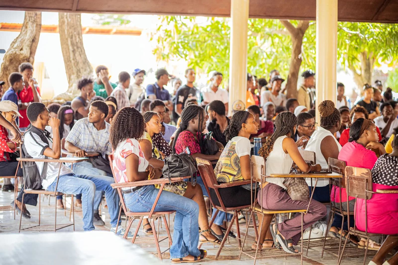 L'assistance réunie sous la galerie du campus